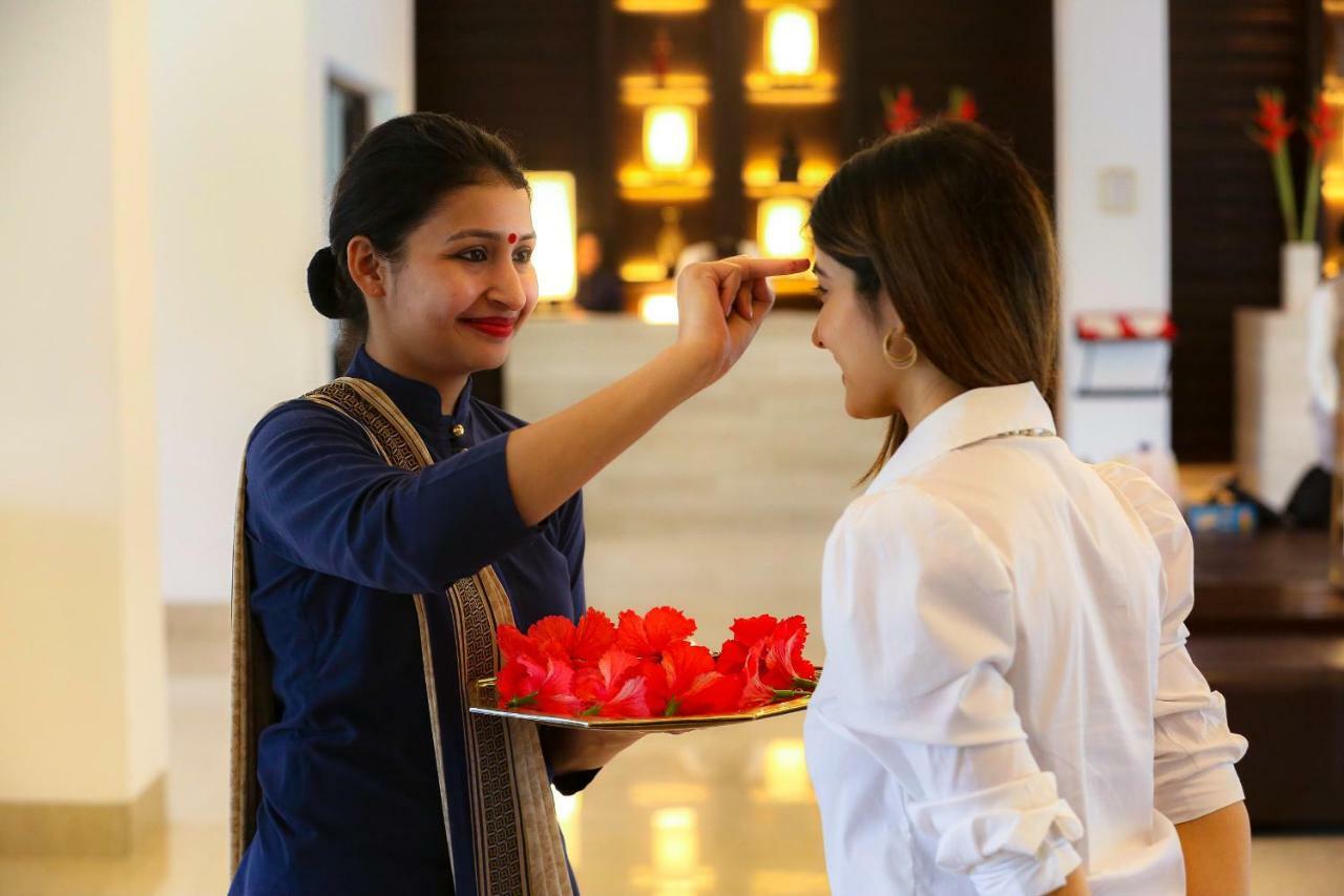 Hotel Trident Agra Agra  Exterior foto A hotel staff welcoming a guest