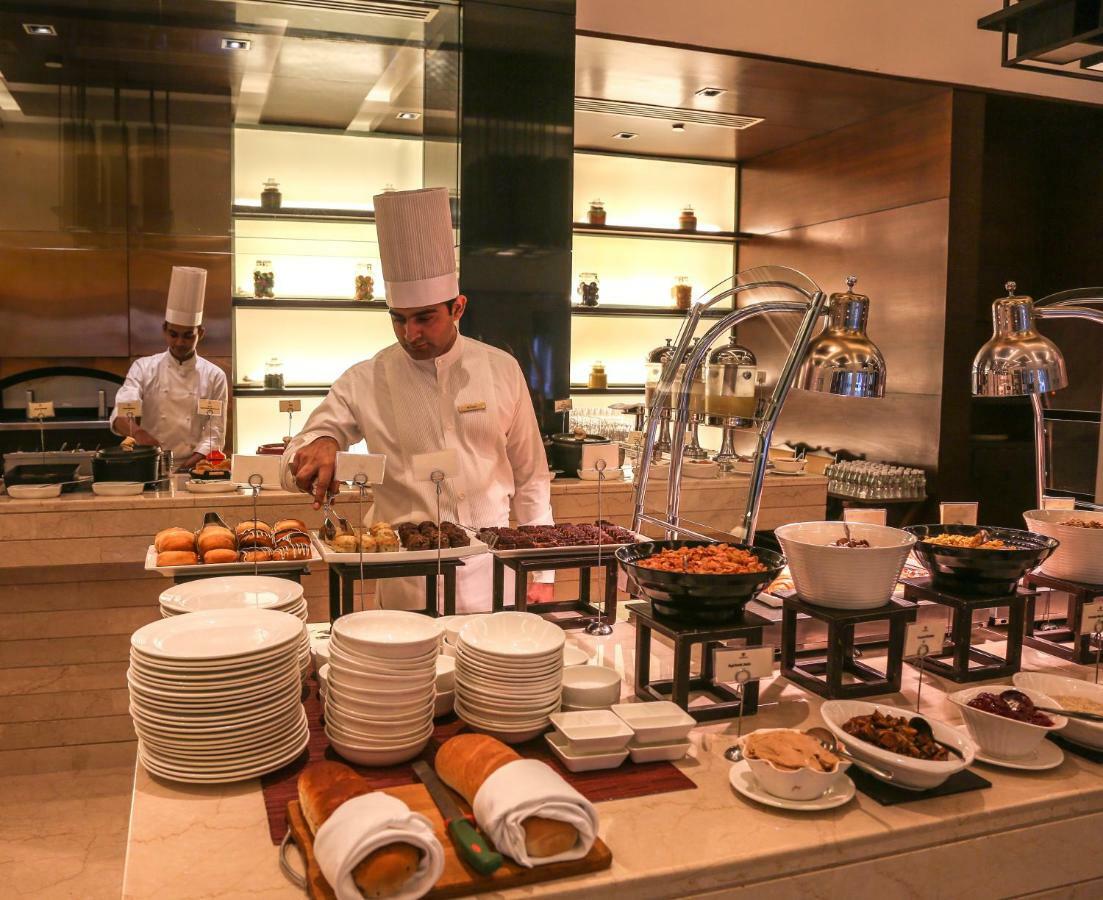 Hotel Trident Agra Agra  Exterior foto A buffet at a hotel