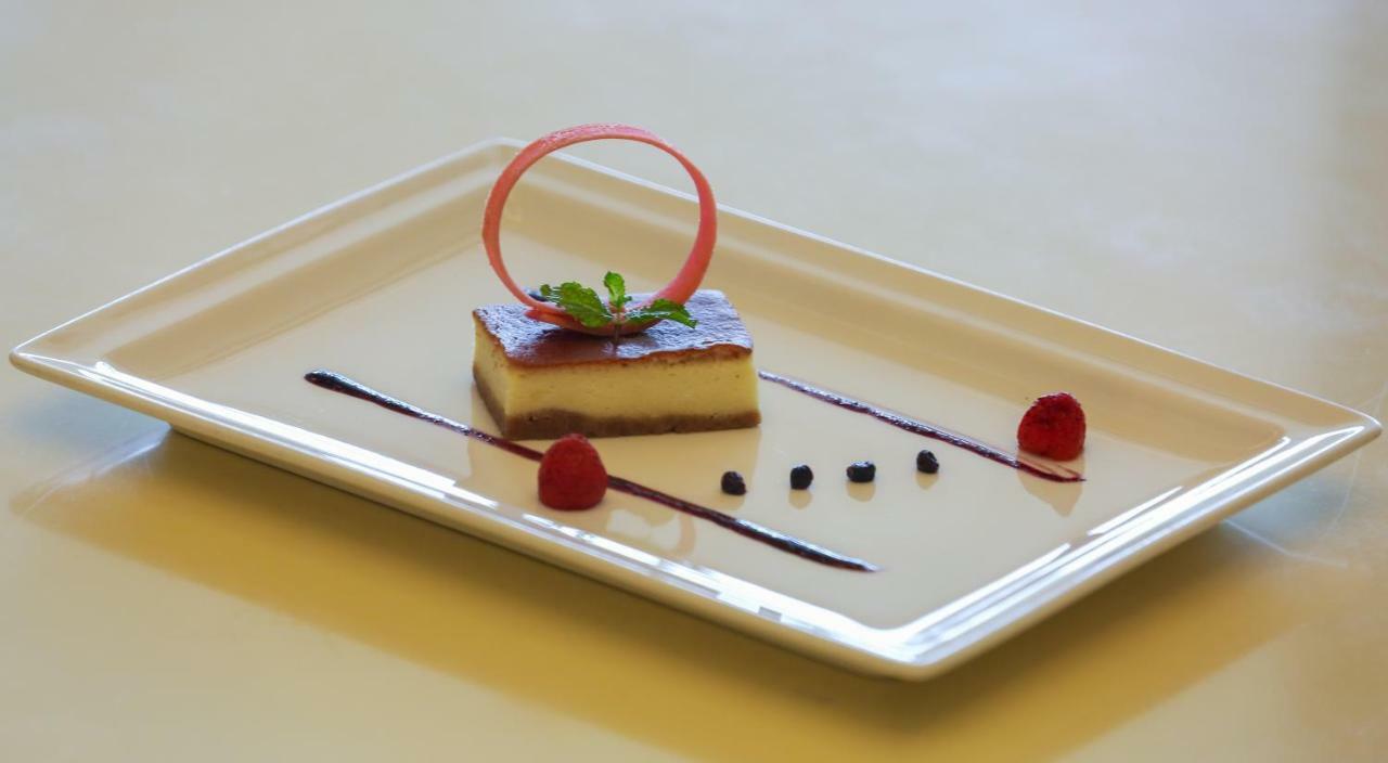 Hotel Trident Agra Agra  Exterior foto A cheesecake