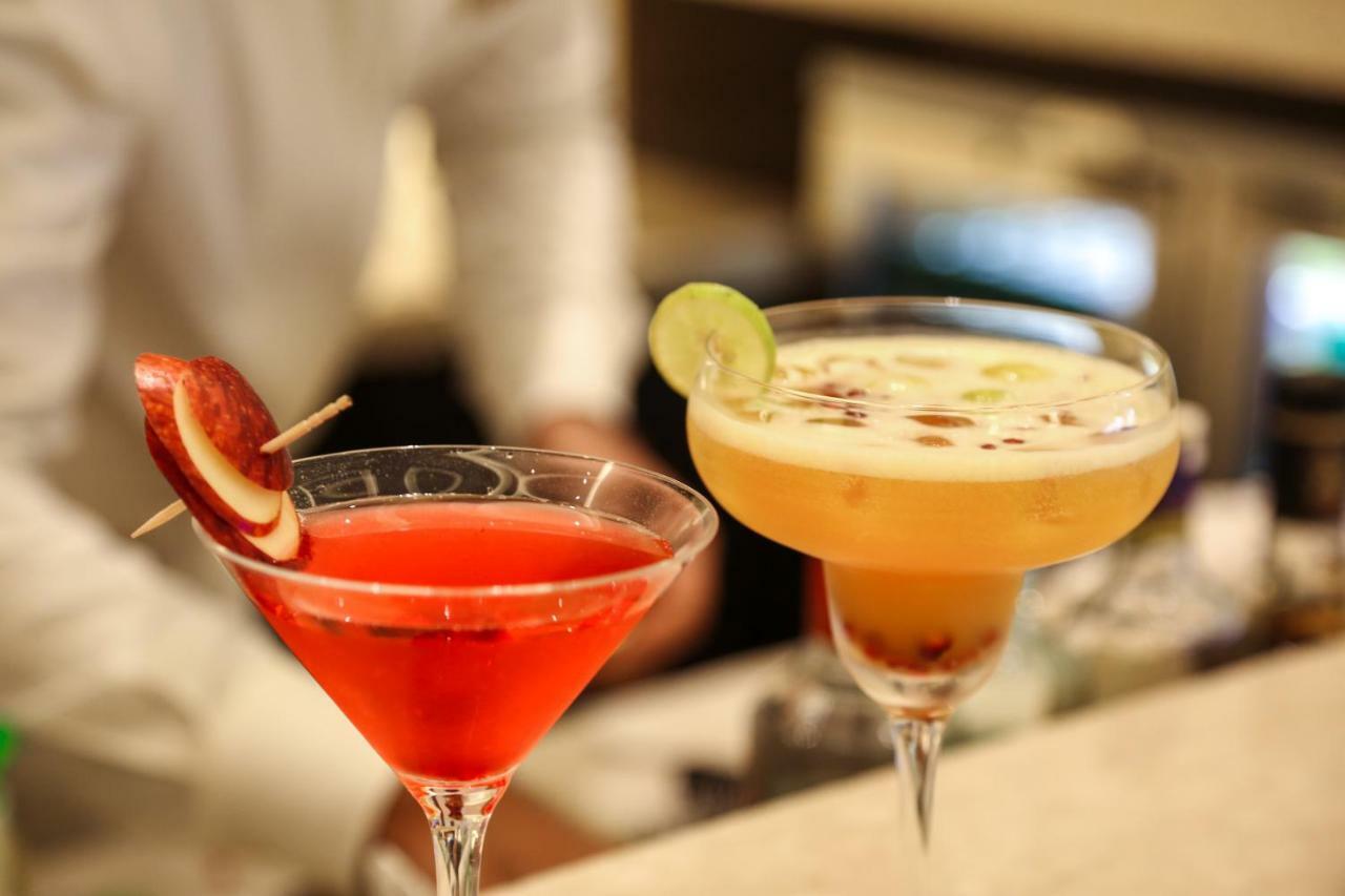 Hotel Trident Agra Agra  Exterior foto A cosmopolitan (left) and a margarita (right)