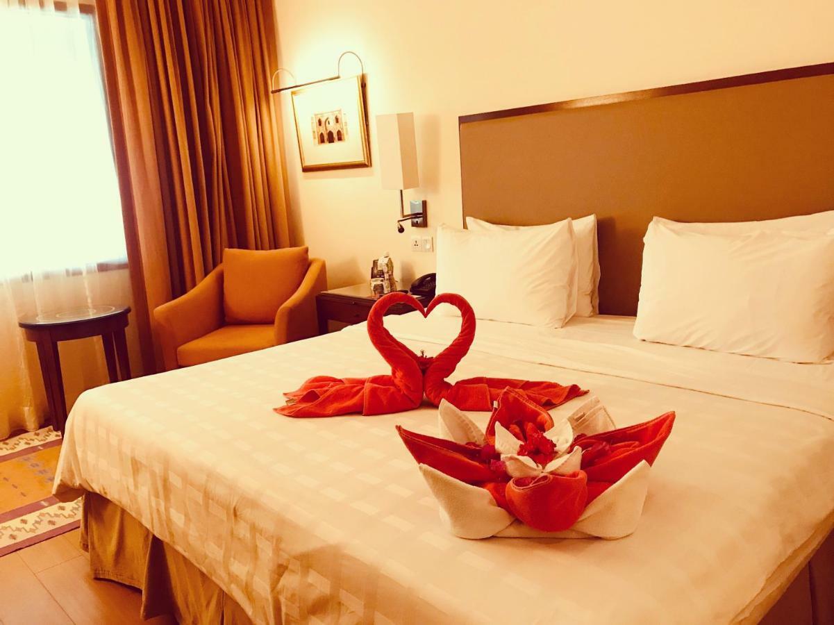 Hotel Trident Agra Agra  Exterior foto A bed with a heart-shaped towel