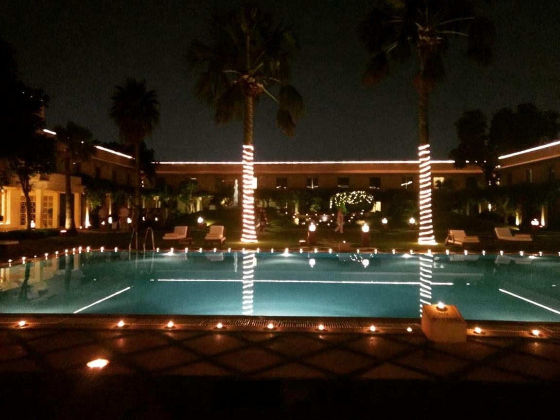 Hotel Trident Agra Agra  Exterior foto The pool at the Taj Mahal Palace