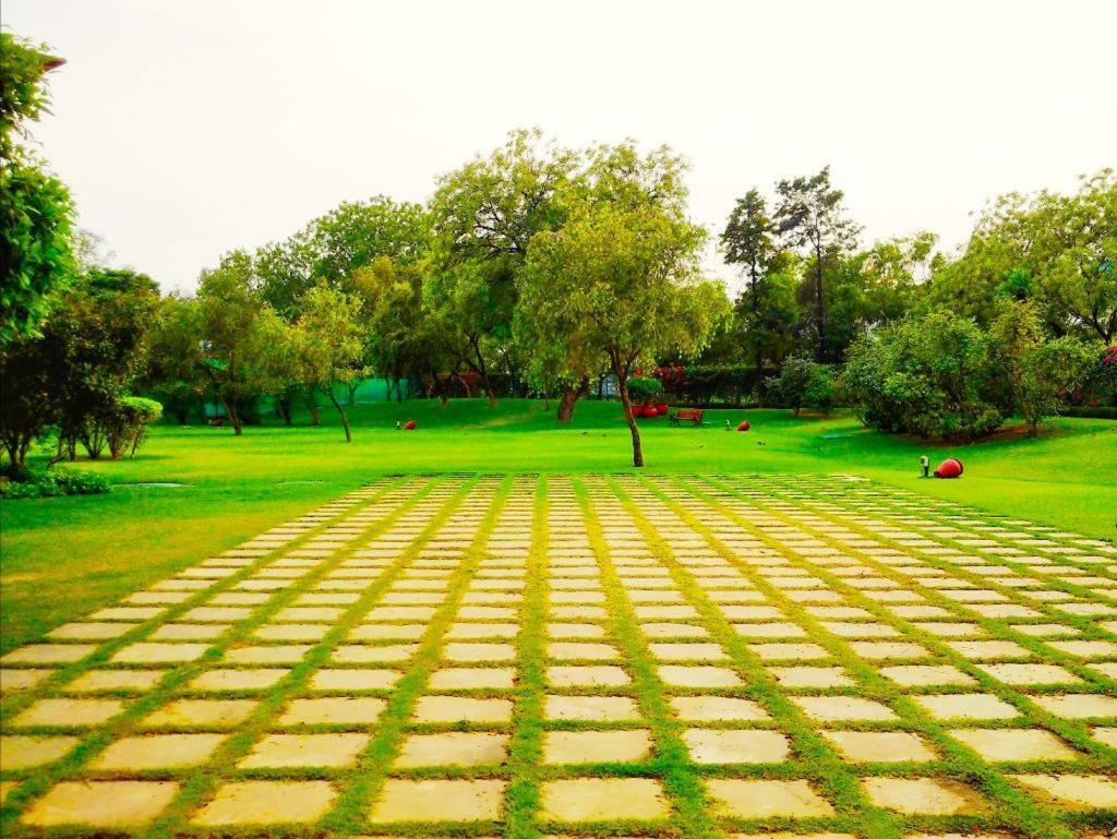 Hotel Trident Agra Agra  Exterior foto The park at the center of the campus