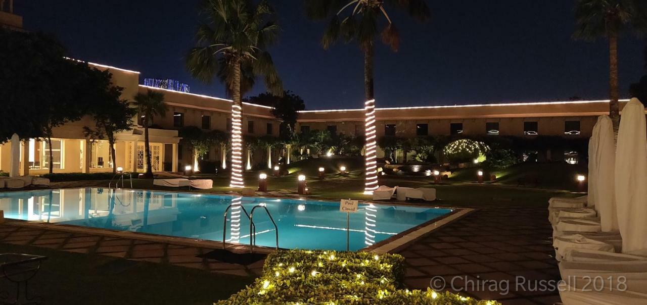 Hotel Trident Agra Agra  Exterior foto The pool at the Taj Mahal Palace