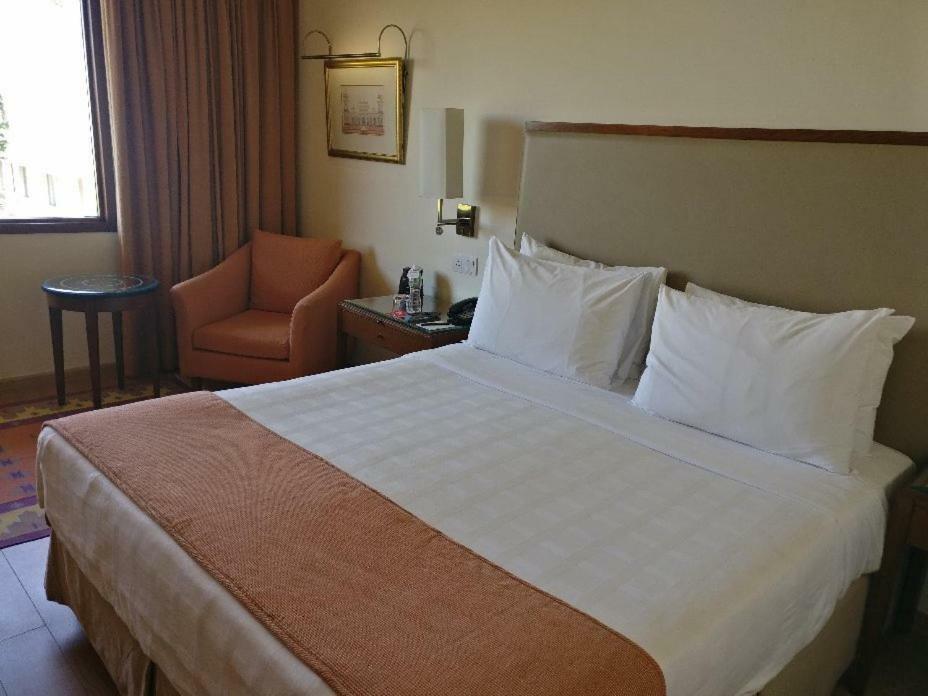 Hotel Trident Agra Agra  Exterior foto A bedroom at the hotel
