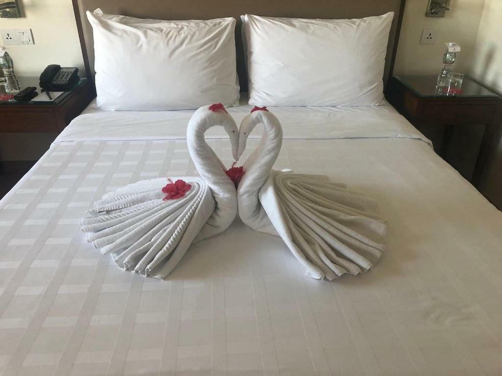 Hotel Trident Agra Agra  Exterior foto Towel swans on a bed